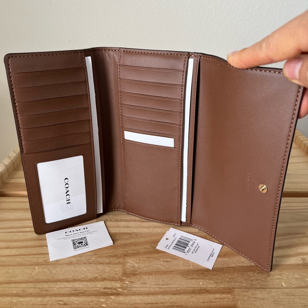 Coach Signature Slim Trifold Wallet🎈🎈 - Picture 6 of 10
